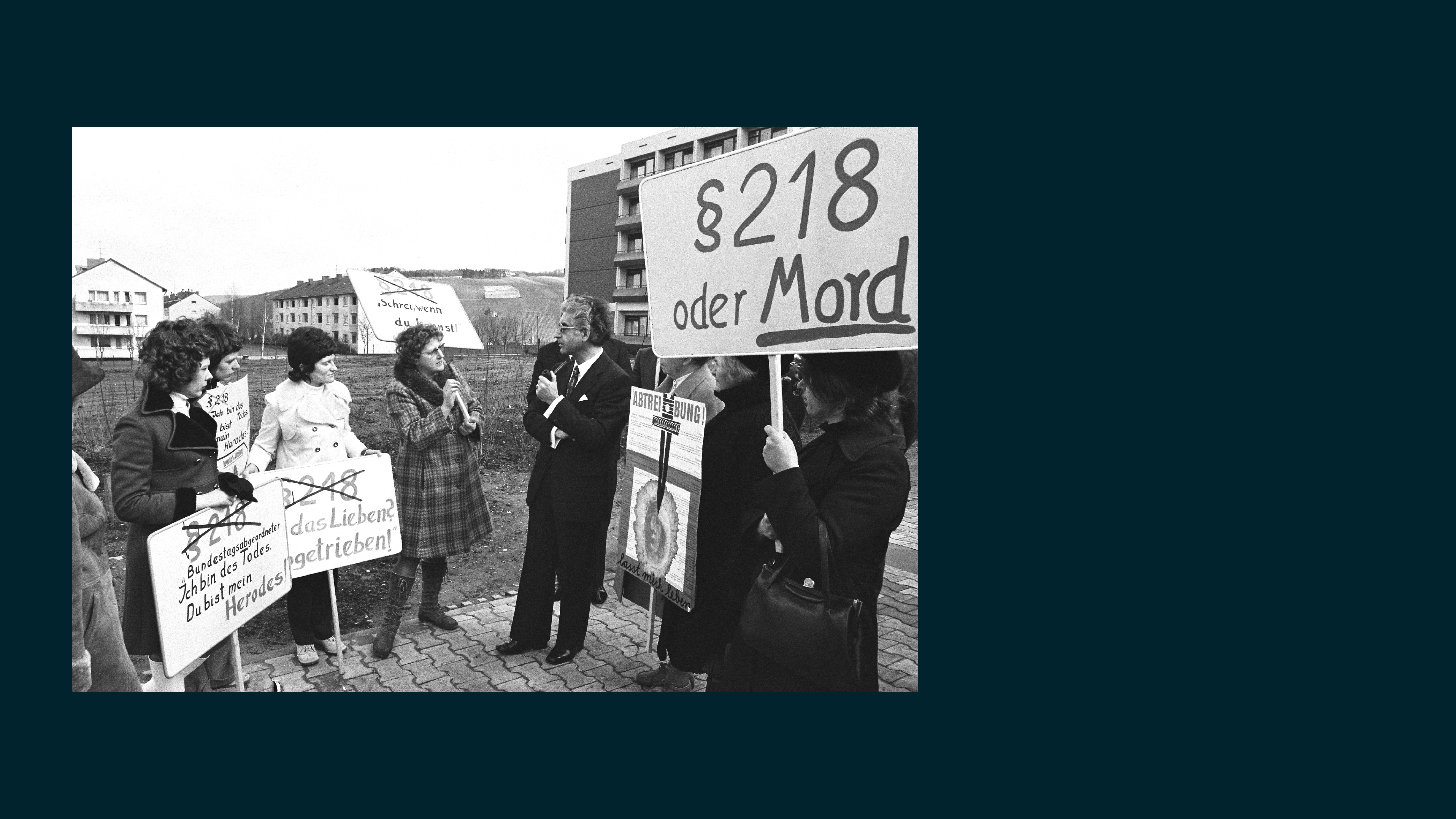 Der Bundesminister der Justiz, Gerhard Jahn, diskutiert mit Frauen, die für die Abschaffung des § 218 demonstrieren.