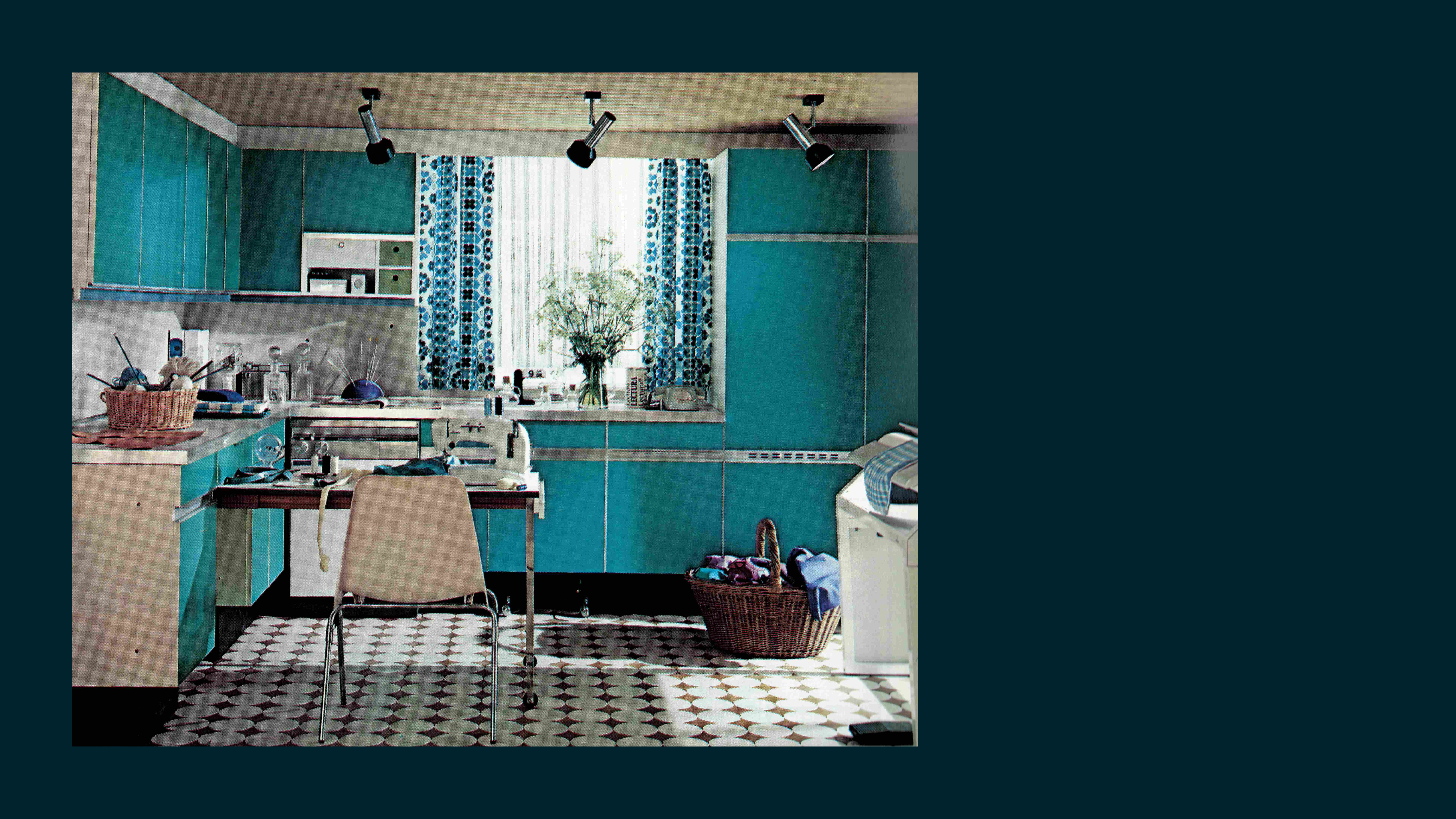 Viele Trends in einem Bild: bunte, platzsparende Möbel und Muster.