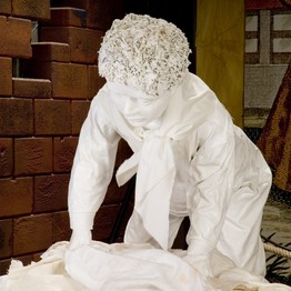 Figur aus einer Ausstellung, ein Kind als Lumpensammler