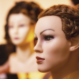 Zwei weibliche Frisierköpfe mit braunen Haaren