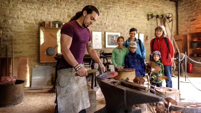 Ein Schmied führt sein Handwerk vor