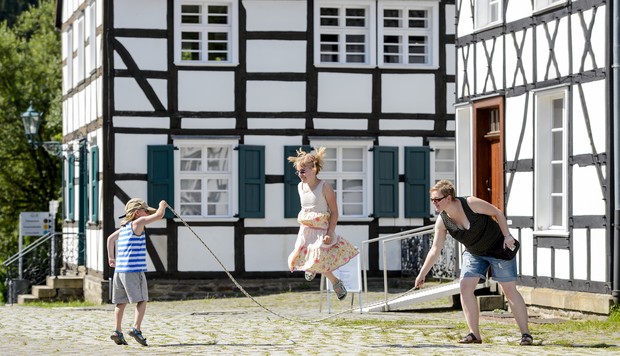 Seilchenspringen im Freilichtmuseum