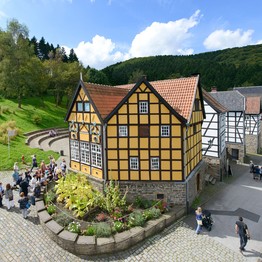 Ein Blick auf das gelbe Tabakhaus auf dem oberen Platz im Freilichtmuseum