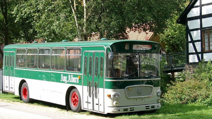 Seitenansicht eines alten Busses