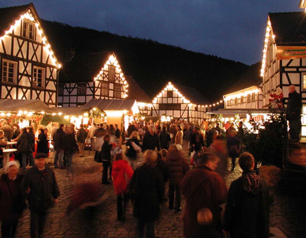 Blick auf weihnachtlich beleuchtete Fachwerkhäuser