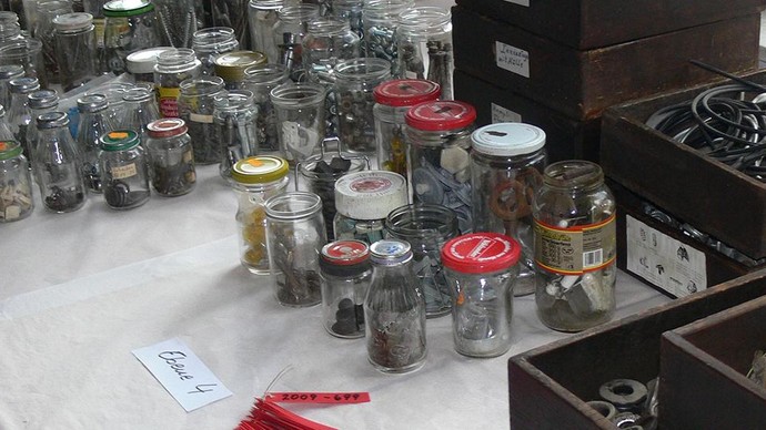 Viele verschiedene Gläser und Kisten mit gesammelten historischen Materielen