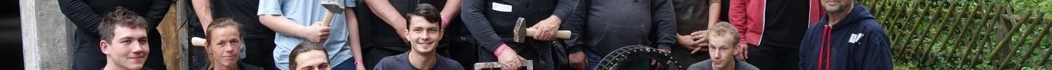 Auch das gehört zum Jungschmiedetreffen: der generationenübergreifende Austausch. Foto des Treffens im Jahr 2019.