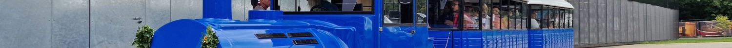 Eine blaue Bahn, die durch das Museum fährt