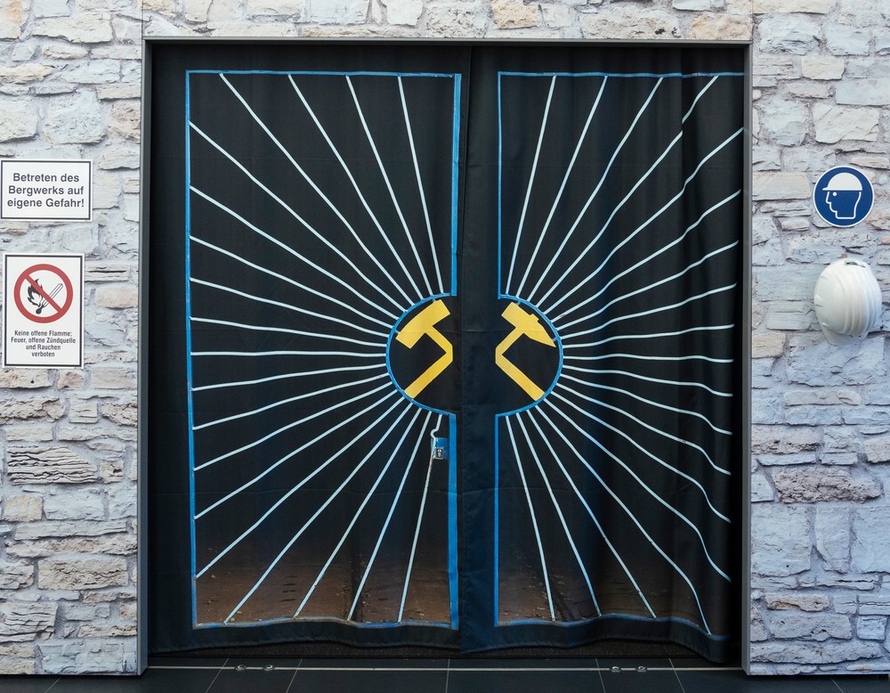 Ein nachempfundener Eingang eines Bergwerks
