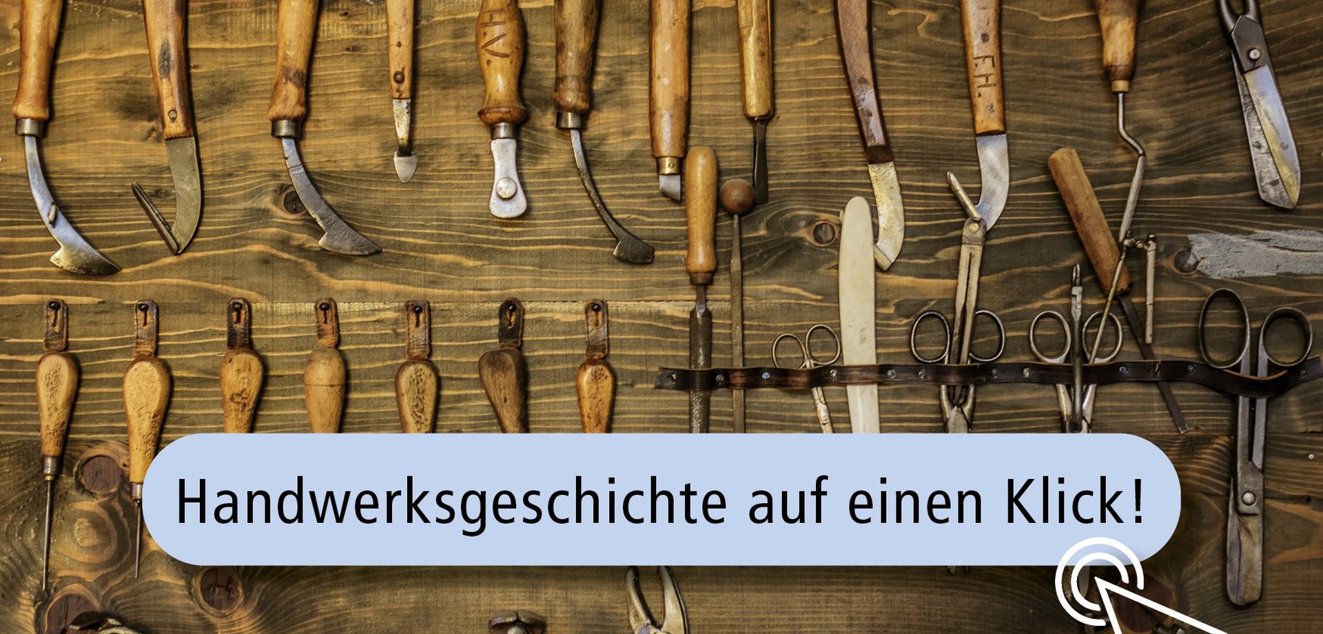 Ein Mann bearbeitet vor einer Kamera glühendes Eisen auf einem Amboss