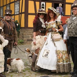 Eine Gruppe verkleideter Menschen mit Hunden