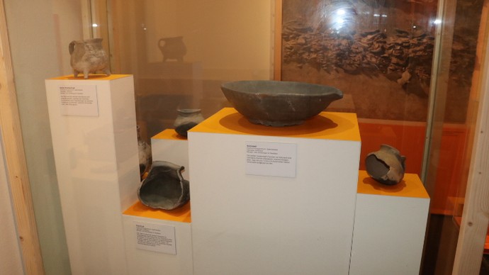 Gefäße in der Ausstellung "Echt Alt" im Jahr 2018