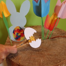bunte Blumen, Hasen und Osterkücken aus Tonpapier