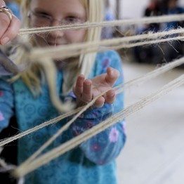 Ein Kind schaut auf gespannte Seile