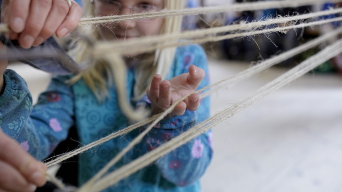 Kinder schlagen Seile
