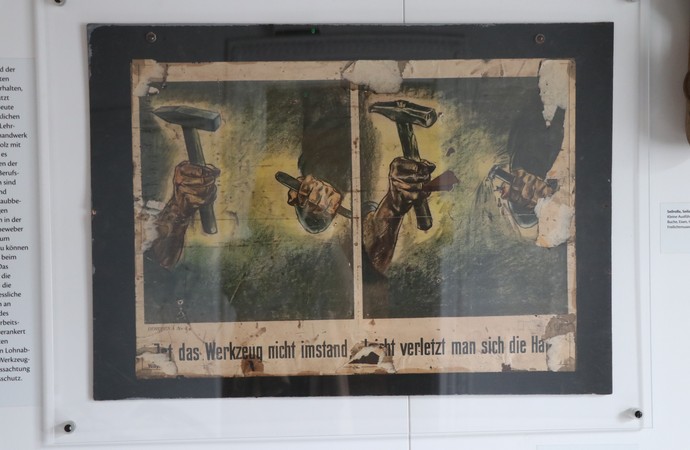 Eine alte Handwerkszeichnung, eine Hand hält einen Hammer
