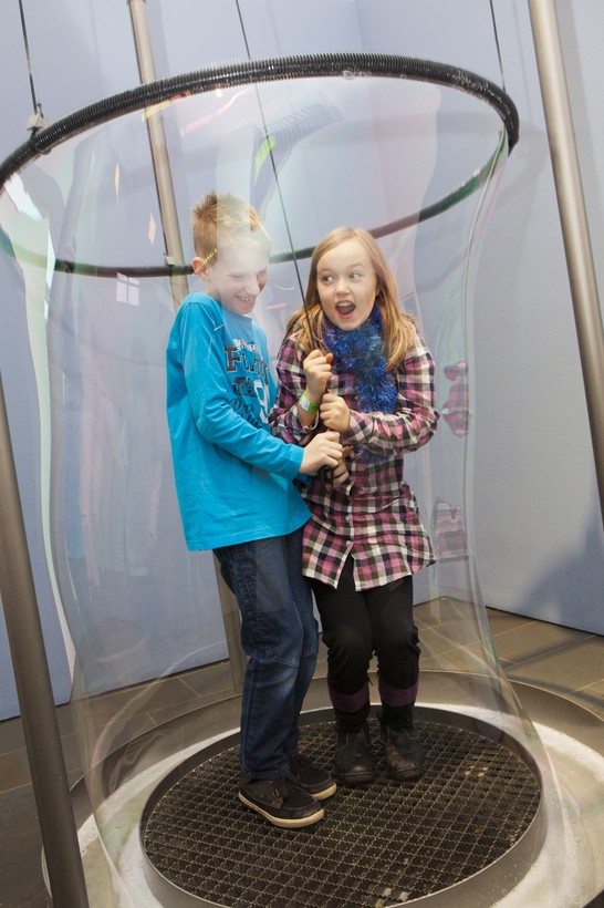 Zwei Kinder in einer Riesenseifenblase