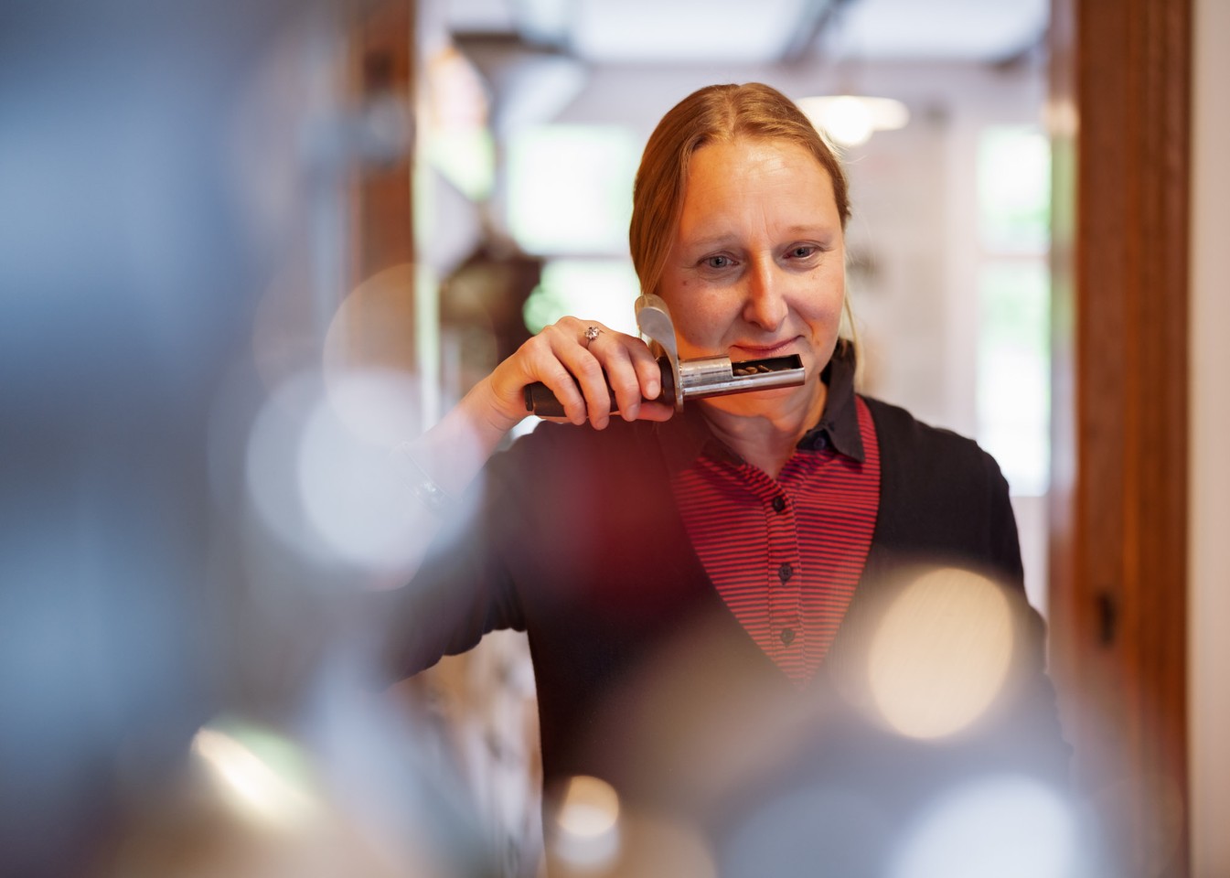 Eine Frau riecht an frisch gerösteten Kaffeebohnen.
