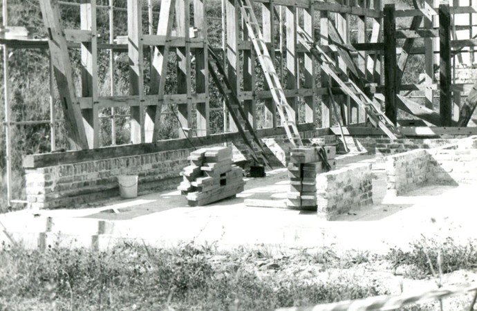 Schwarz-weiß Aufnahme vom Aufbau des Ausstellungsgebäudes