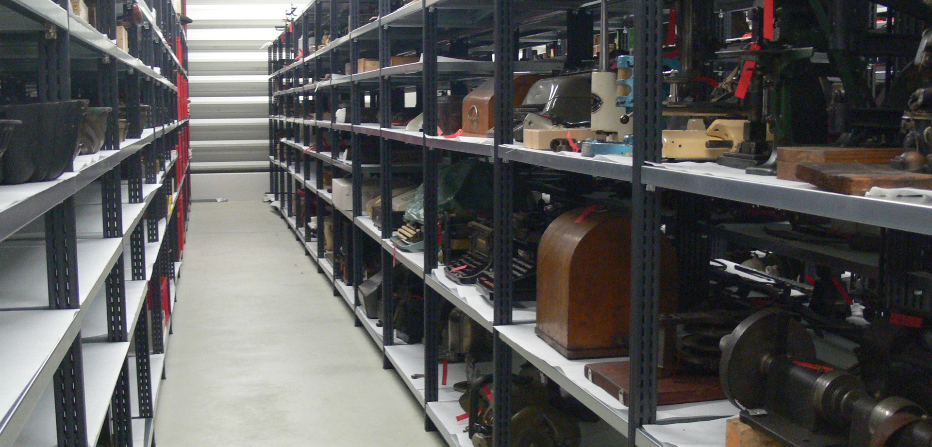 Sammlung historischer Objekte wie Nägel in Gläsern und Boxen
