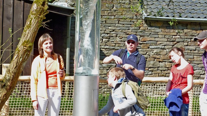 Kinder beobachten eine Wassersäule auf dem Wasserspielplatz