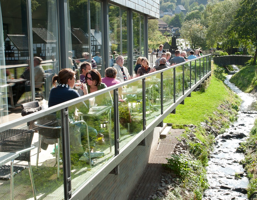 Menschen sitzen auf der Terrasse der Museumsgastronomie