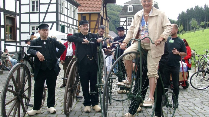 Mehrere Menschen mit historischen Hochrädern
