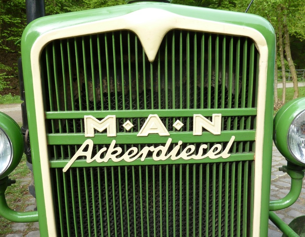 Die Front eines historischen Treckers mit der Aufschrift MAN Ackerdiesel