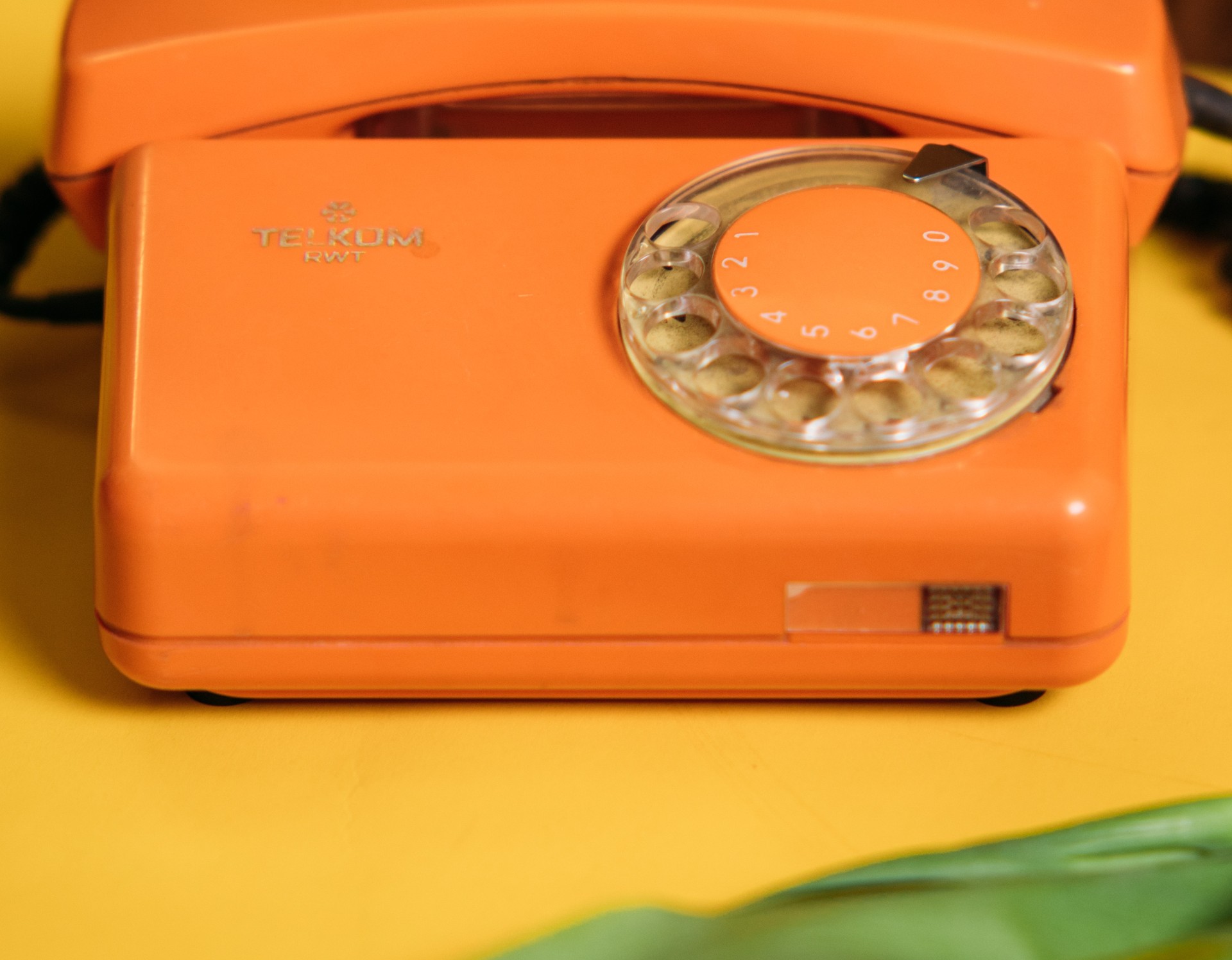 Ein orangenes Telefon aus den 70er Jahren