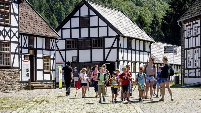 Kindergruppe vor Fachwerkhäusern